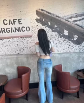 00后小美女胸大屁股大