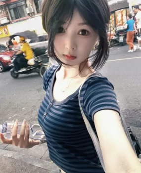 可爱的大学生，刚下水的